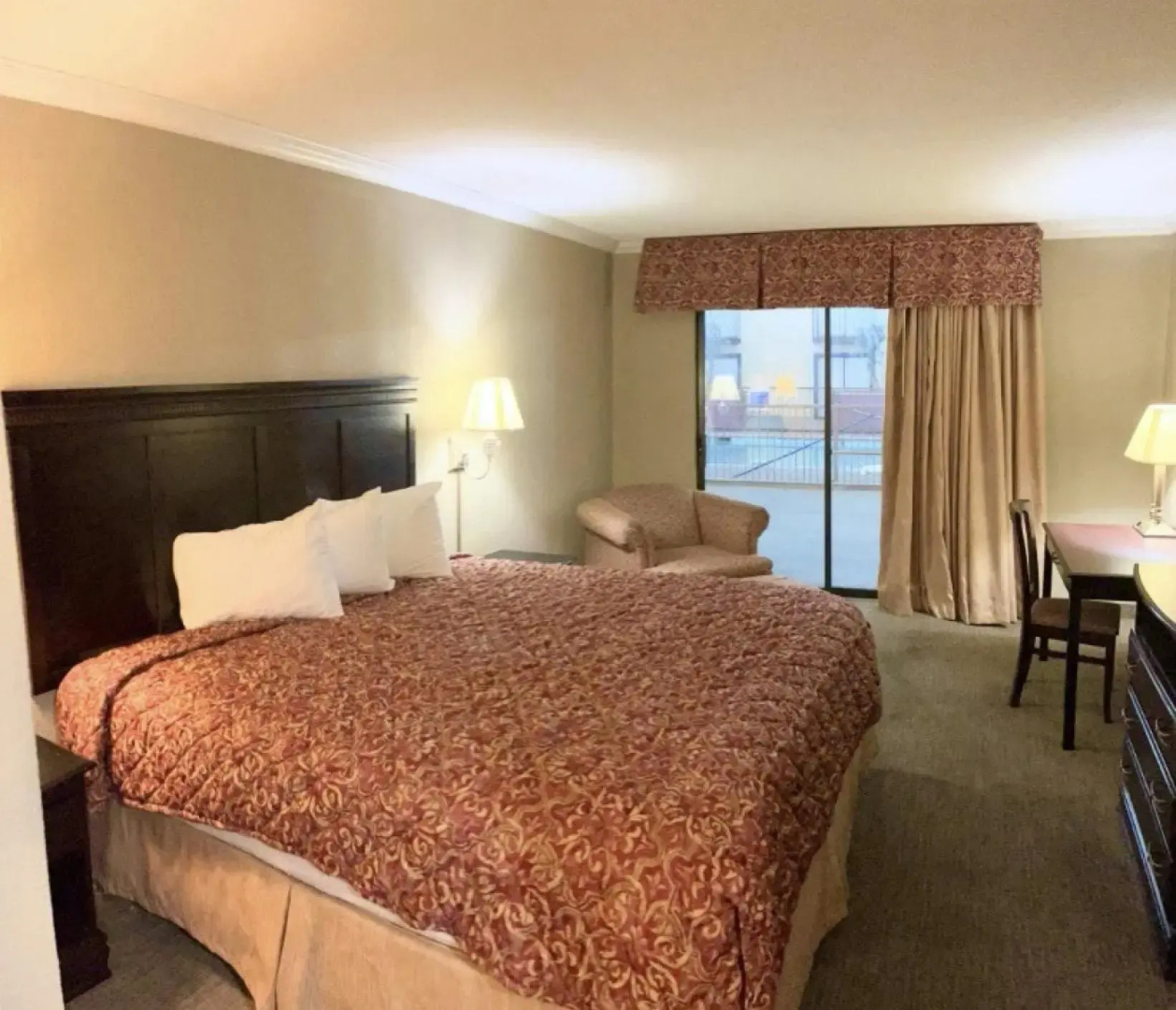 Econo Lodge Inn & Suites