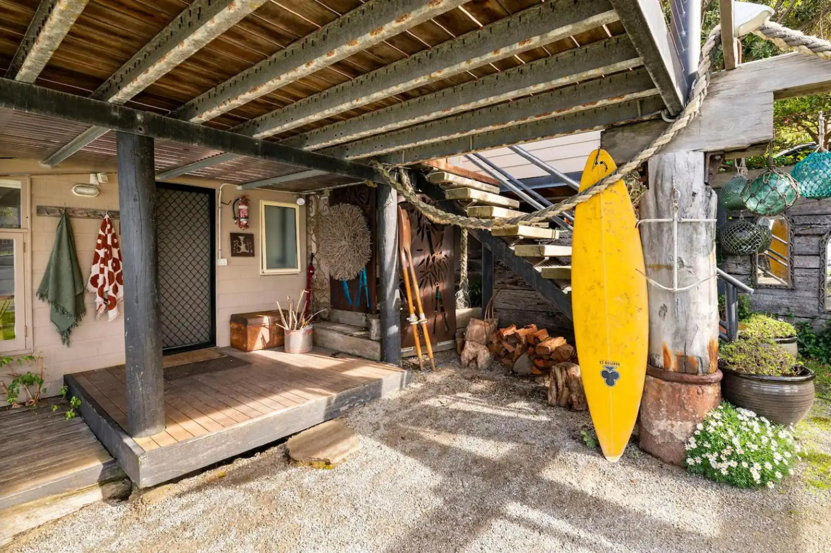 Y Vue - Beachside Apartment with Ocean Views