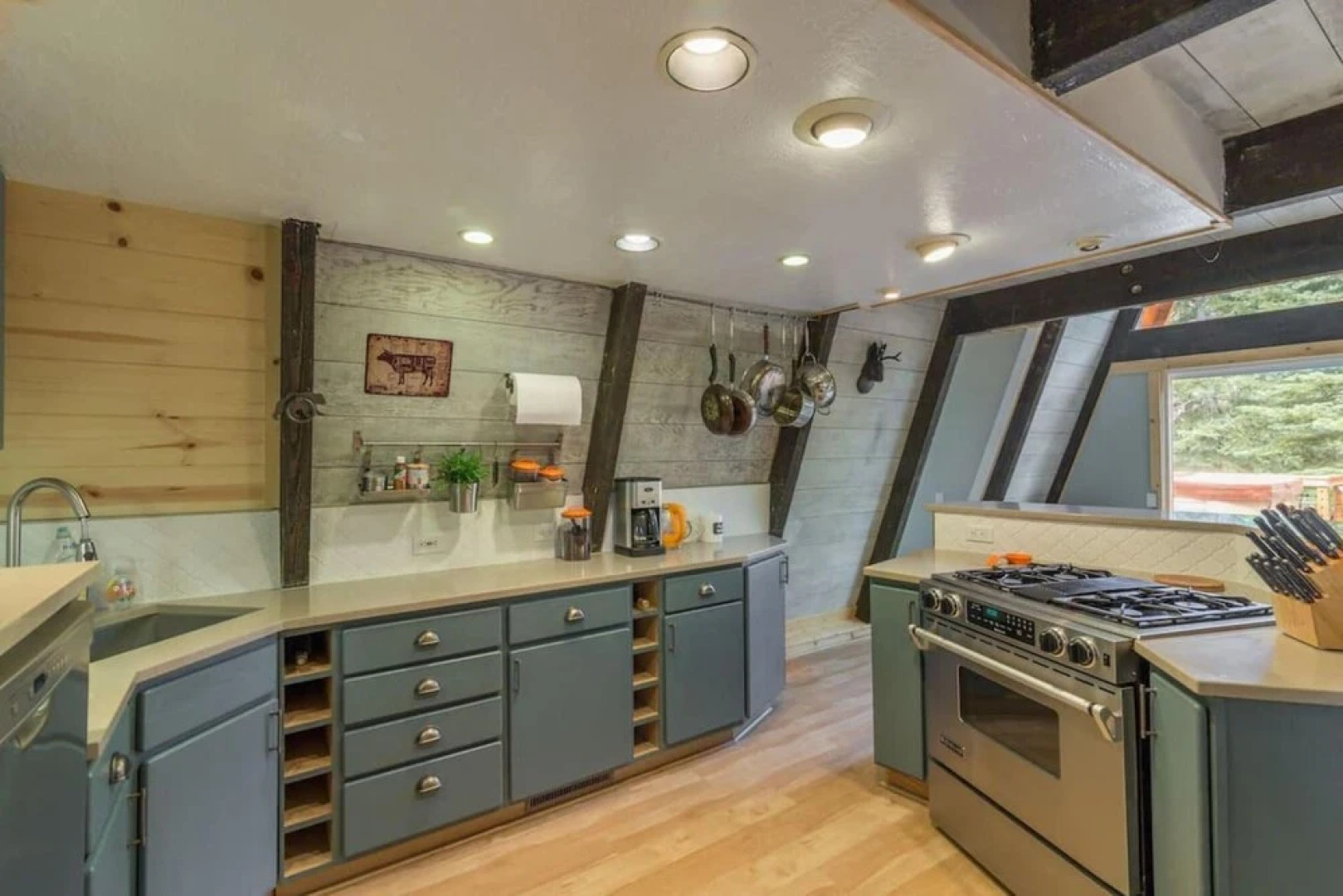 High Pines Hideaway by Avantstay - Newly Remodeled in Tahoe Donner With Hot Tub!
