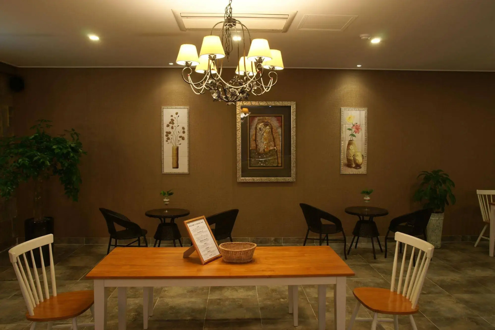 Orange Tree Hotel & Cafe