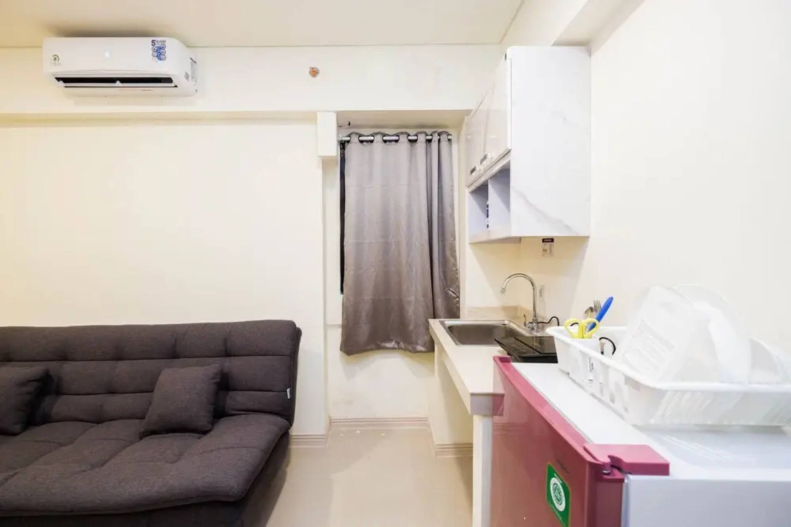 Homey And Cozy Living 1Br + Working Room At Meikarta Apartment