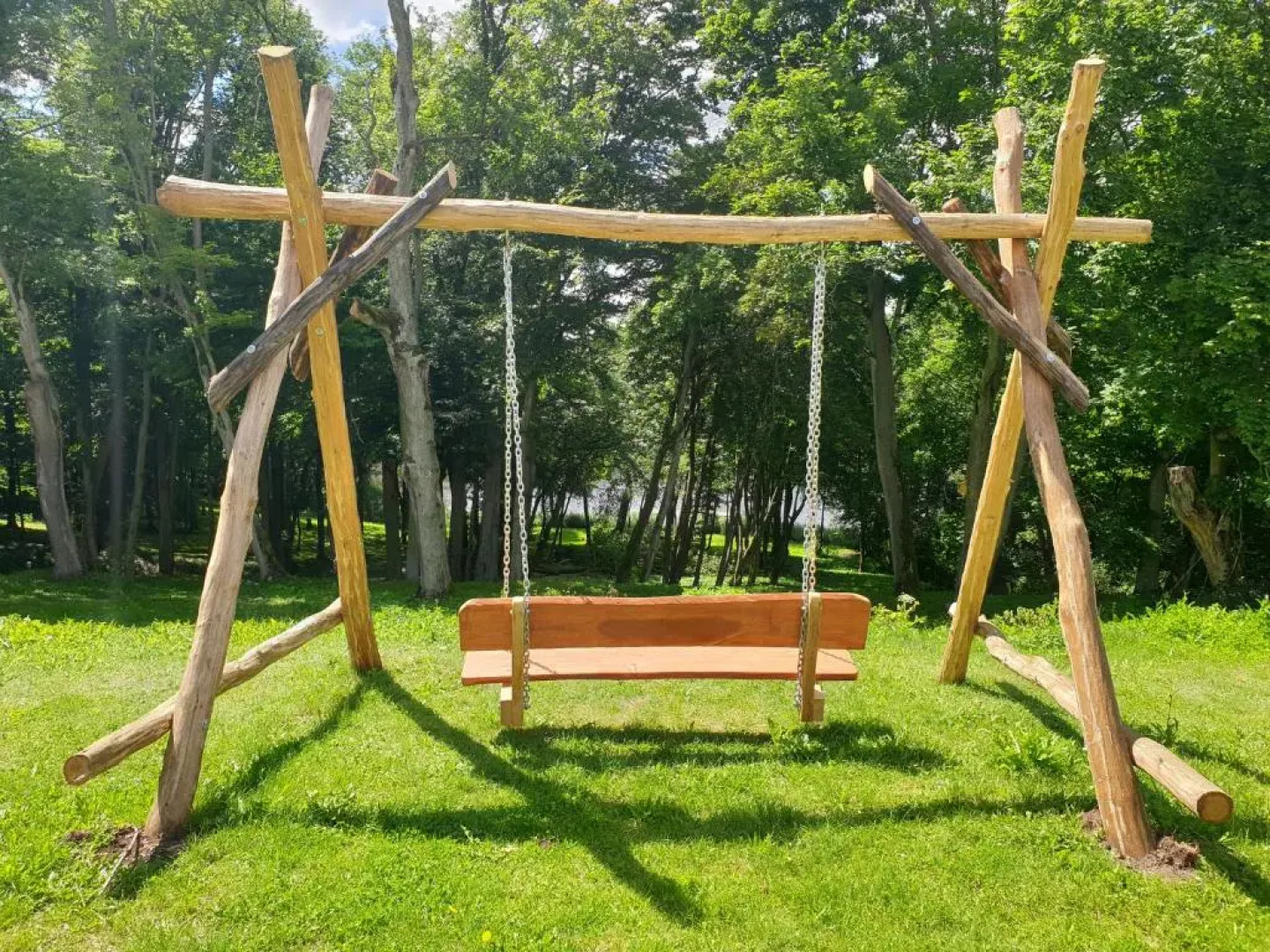 Dwór nad jeziorem w Bieniaszach