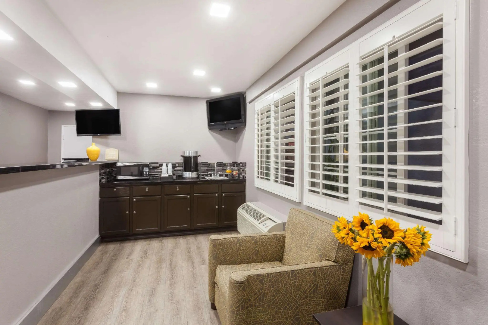 Studio 6 Suites San Ysidro, CA -San Diego South Bay