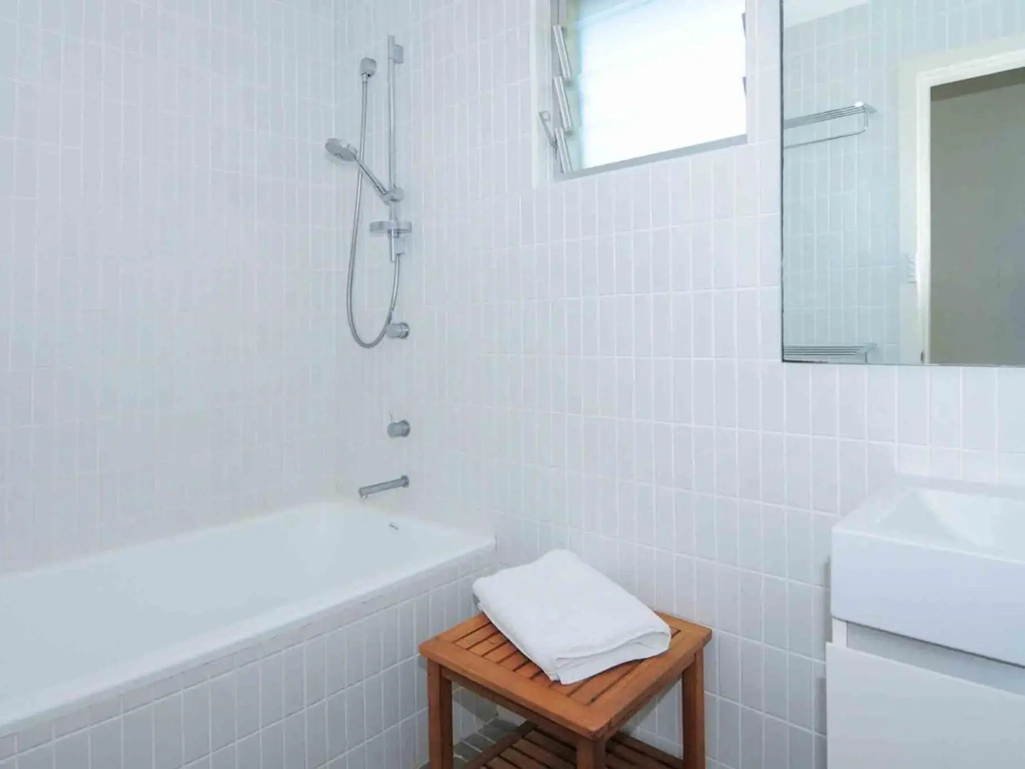 ONE TREE Gerroa 4pm check out Sundays