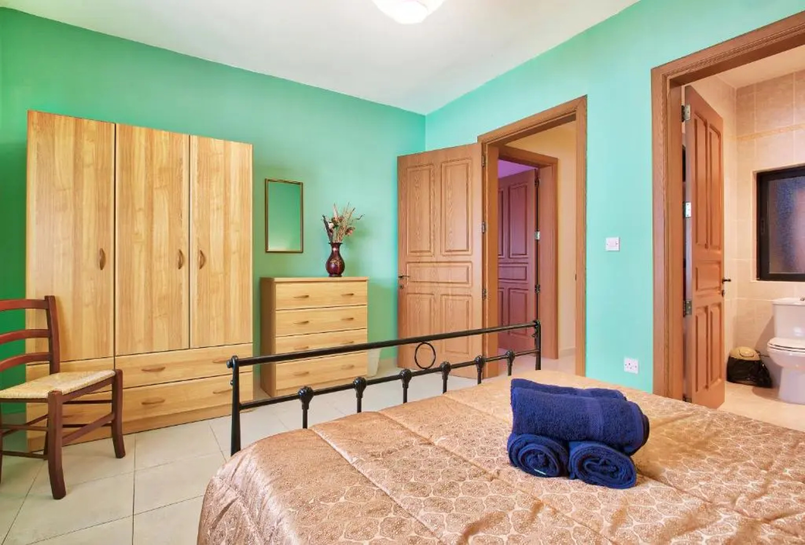 MS26 - Spacious Maisonette By The Sea