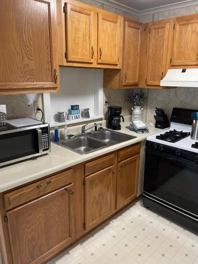 Lake Vacation Home 4 bedrooms 3 baths boat dock slip on the Lake