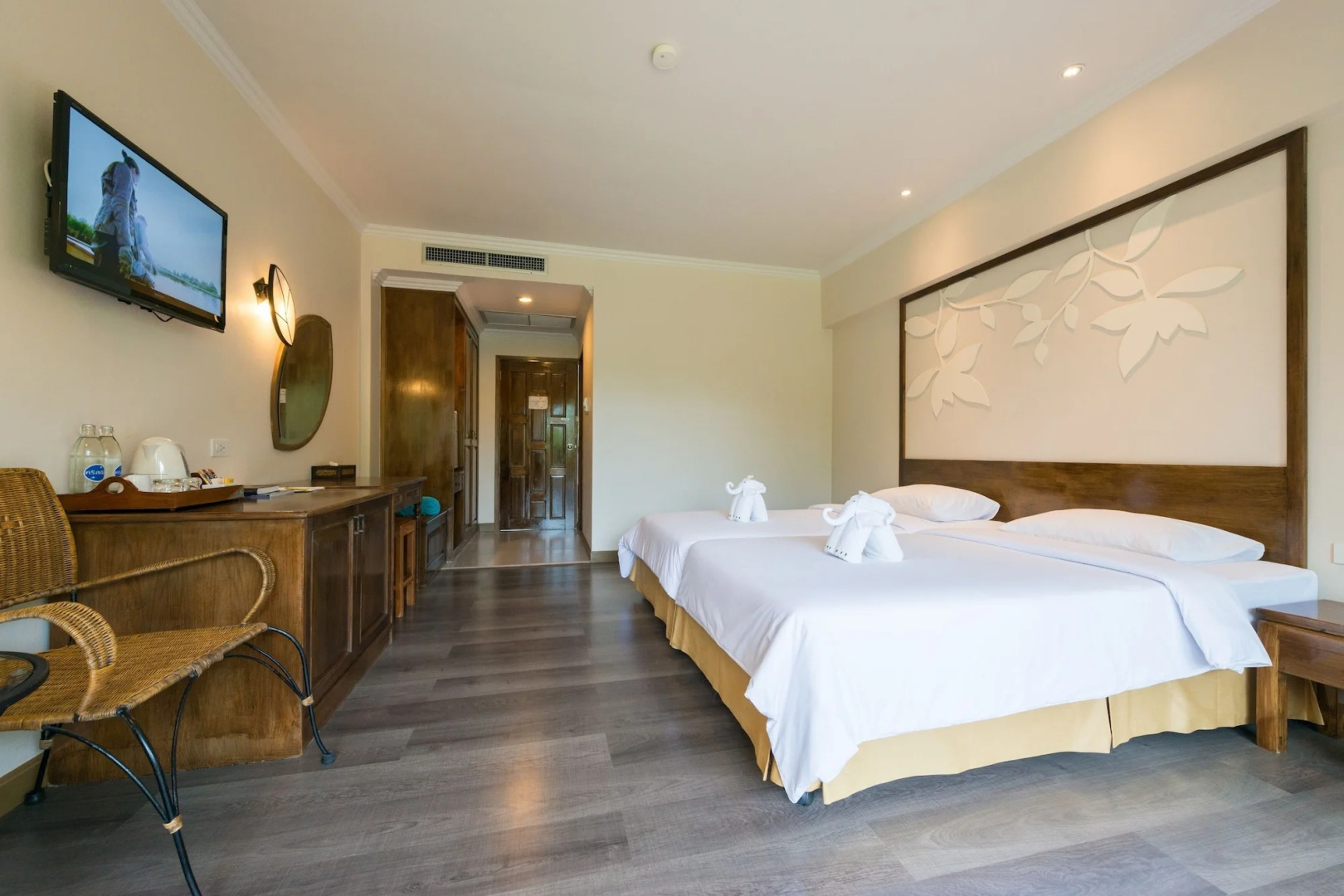 The Leaf On The Sands by Katathani