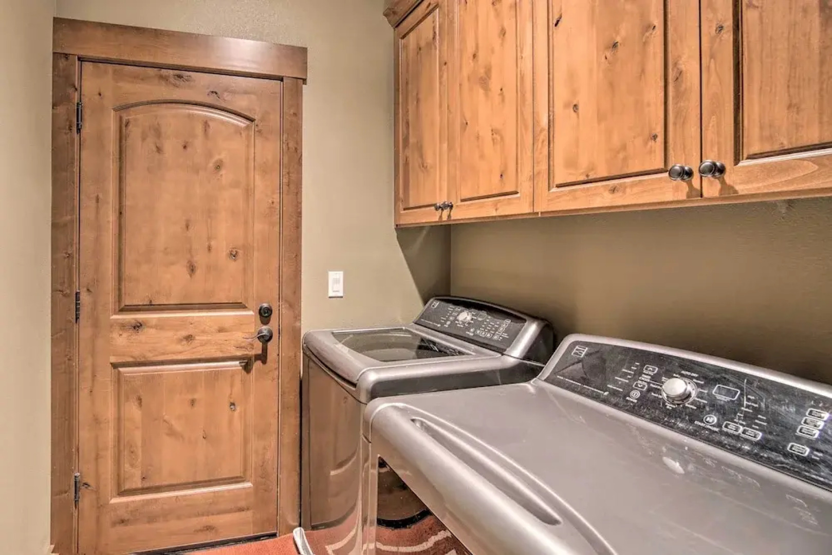 Modern-rustic Ronald Getaway: Hot Tub, Grill!