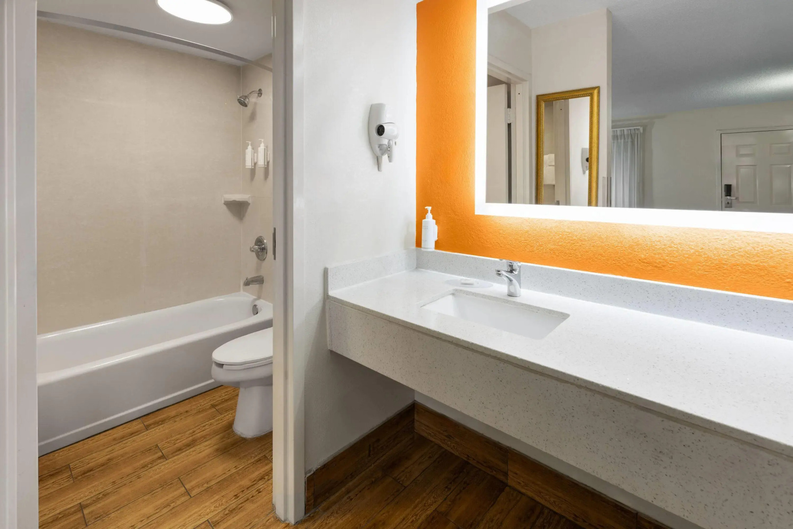 Howard Johnson by Wyndham Savannah GA