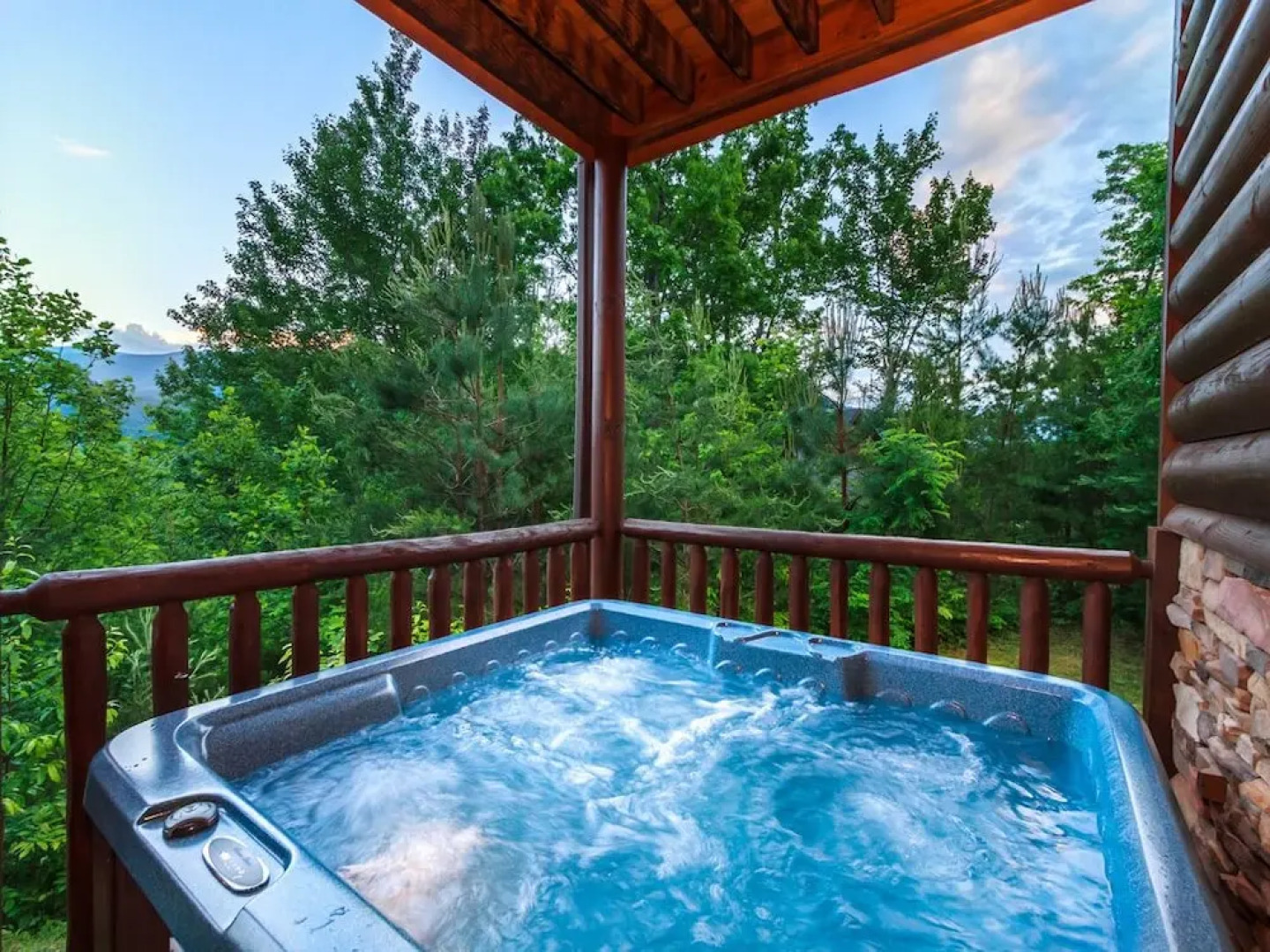 Dreamscapes 5 Bedroom Mountain View Home with Hot Tub
