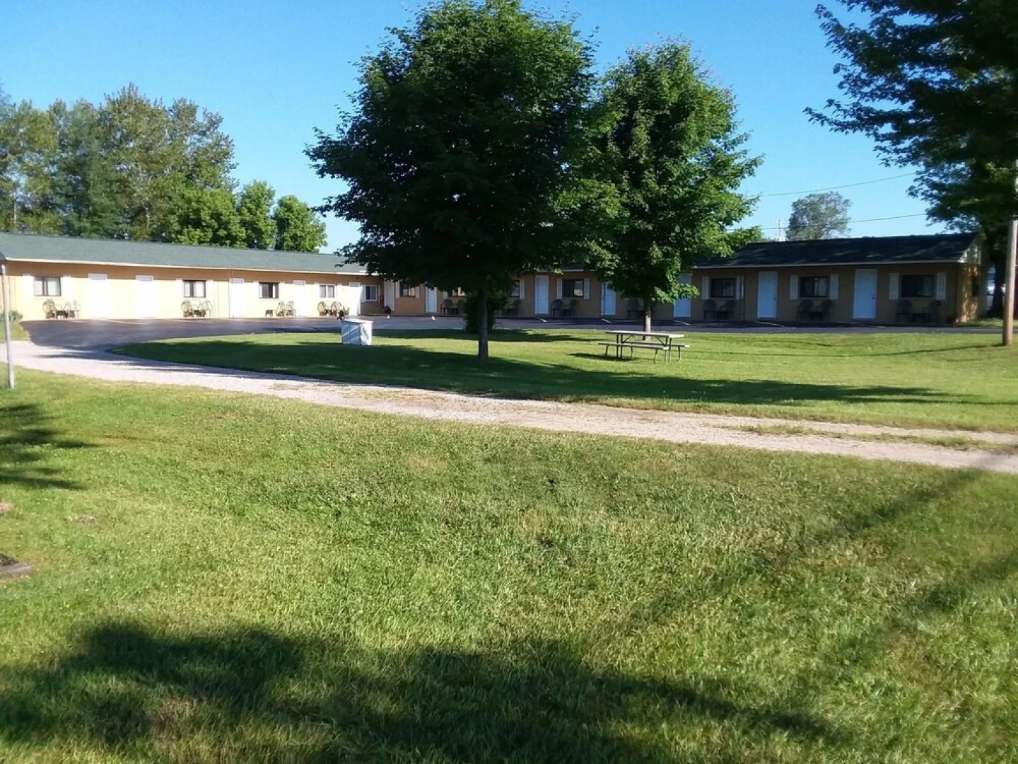 Lakes-N-Trails Motel