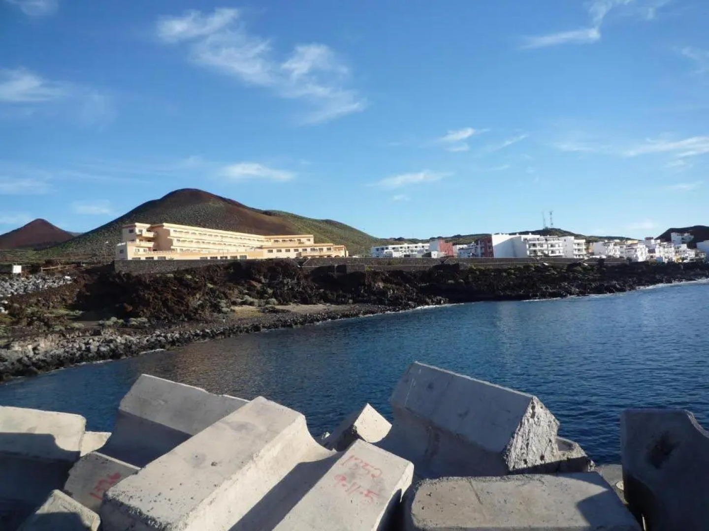 VV 121 con Balcón en primera línea de mar