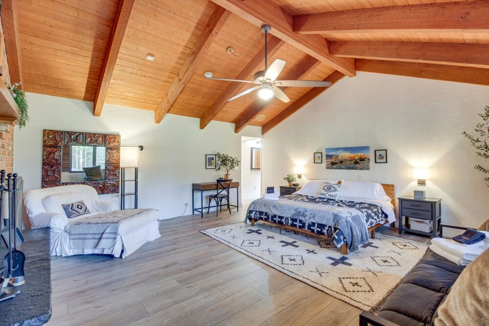 Pinetop Cabin w/ 2 Fireplaces & Hot Tub!