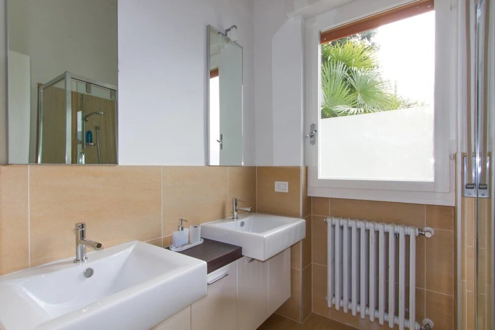 Stunning Lakeside Villa With Direct Lake Access, Mooring, Near Restaurant, Wifi, BBQ