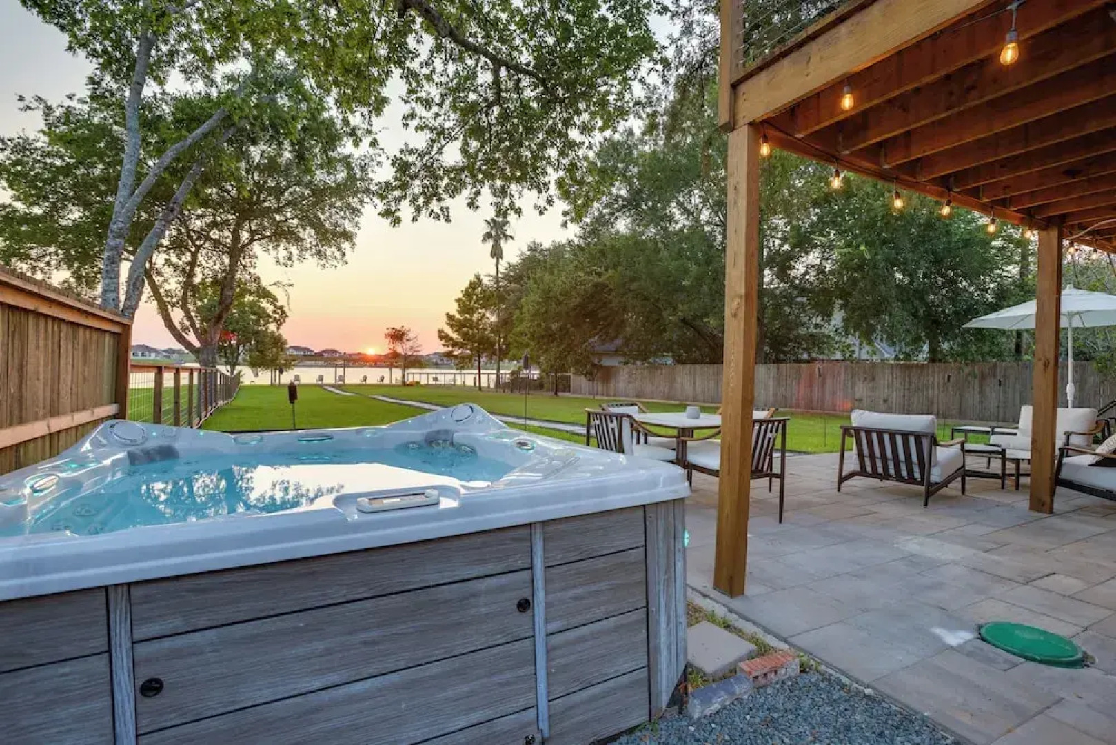 Willis Waterfront Home w/ Deck on Lake Conroe!