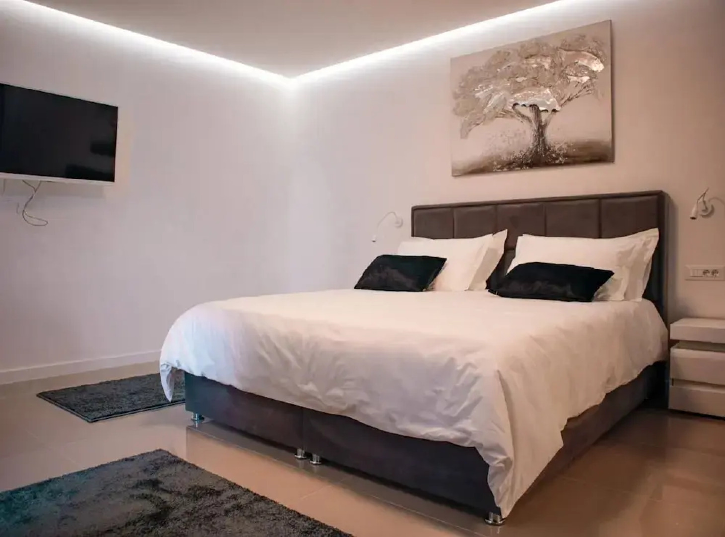 Sunset Serenity Villa With Pool, Gym and Sauna