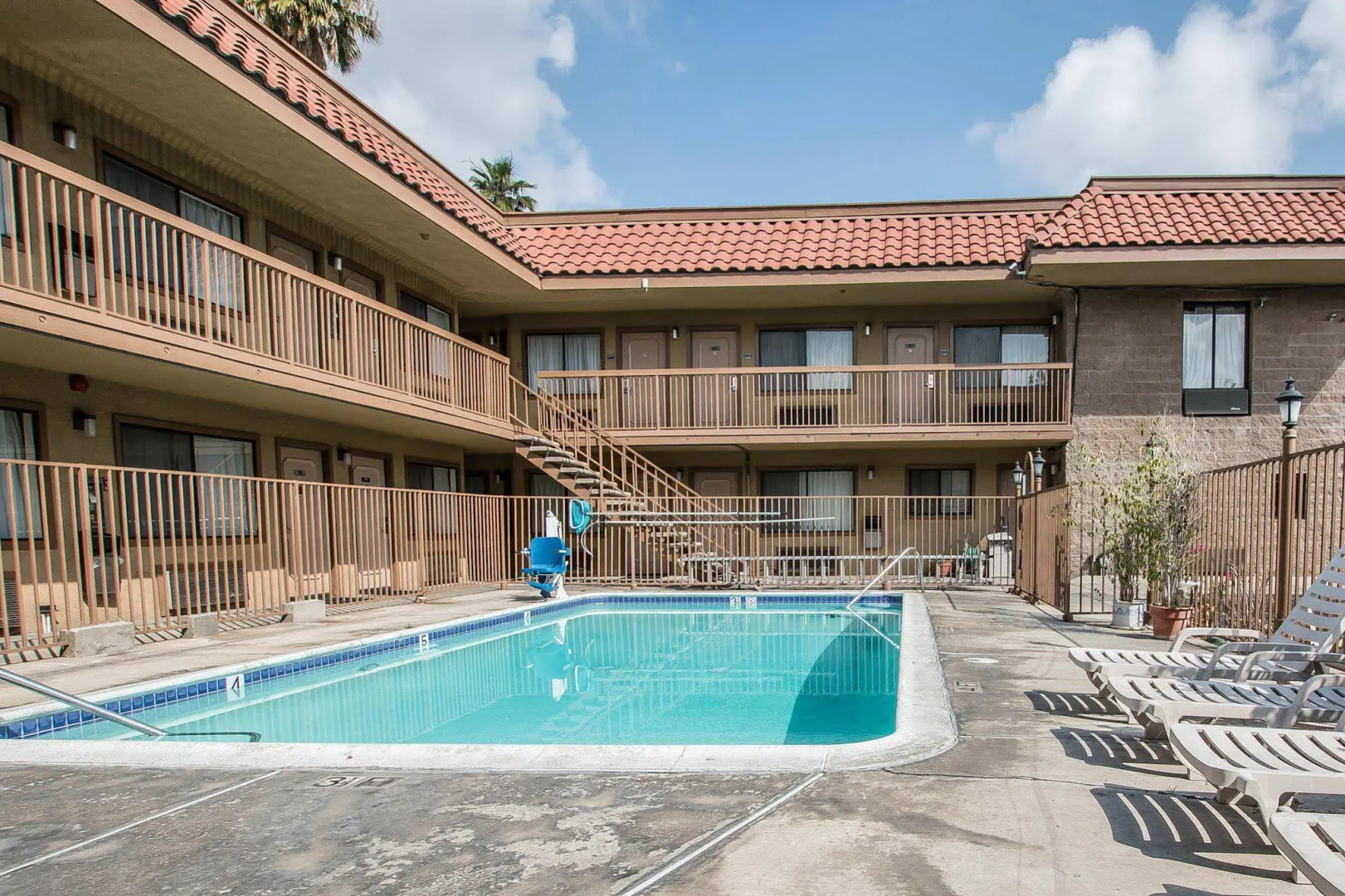 Palm Inn Hotel near Tyler Mall Riverside