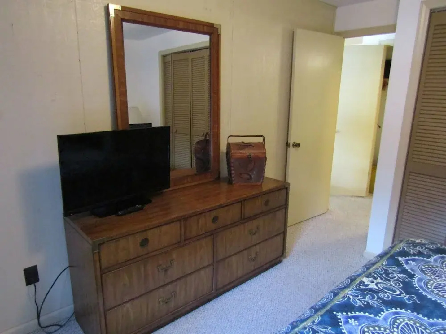 Cozt Downstairs Skyleaf D1 Condo by RedAwning