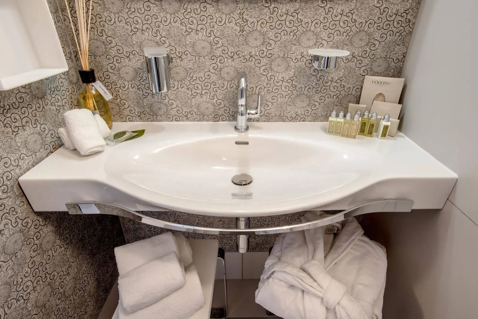 Uve Rooms & Wine Bar