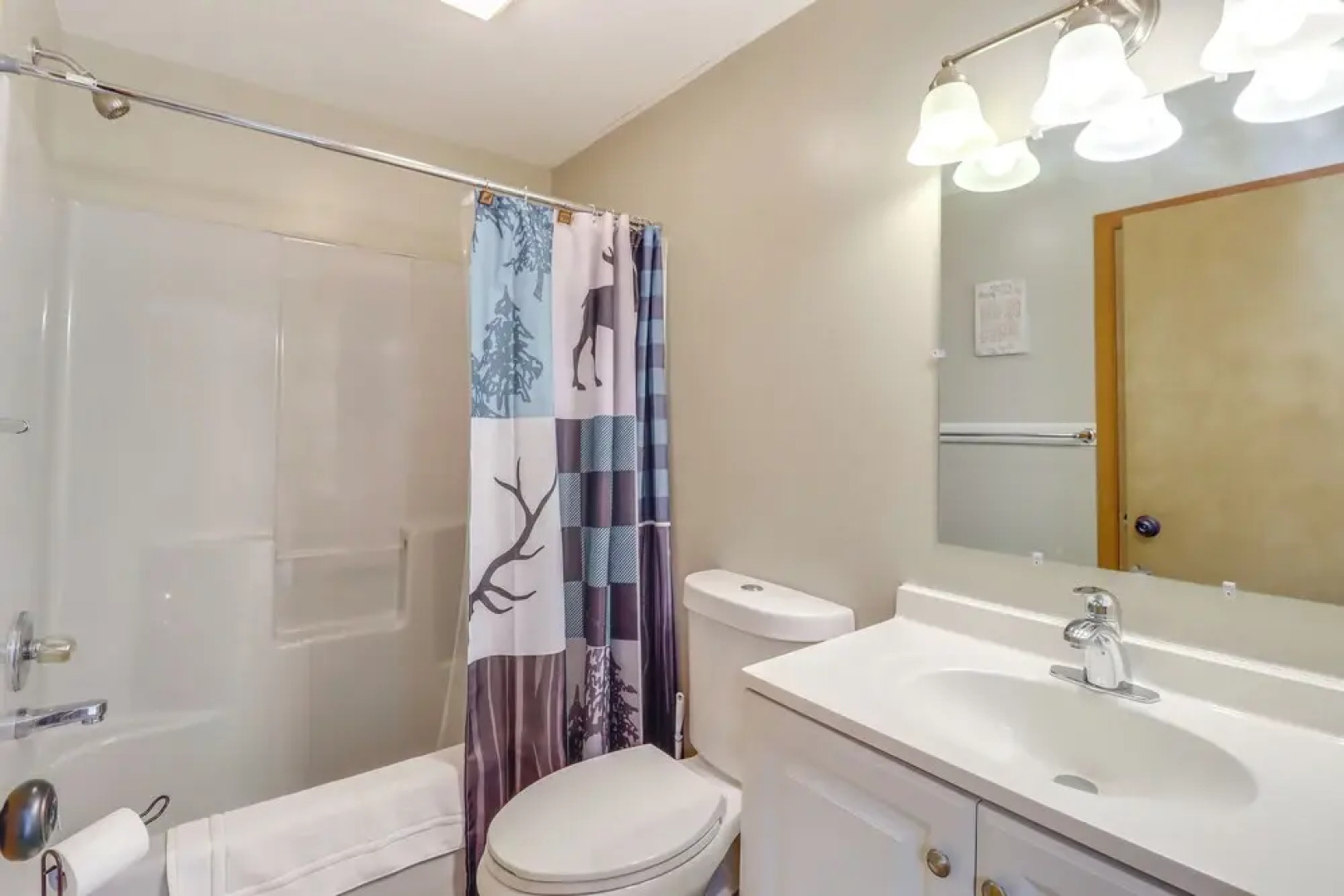 7 Mi to Big Boulder Mtn: Poconos Chalet w/ Hot Tub