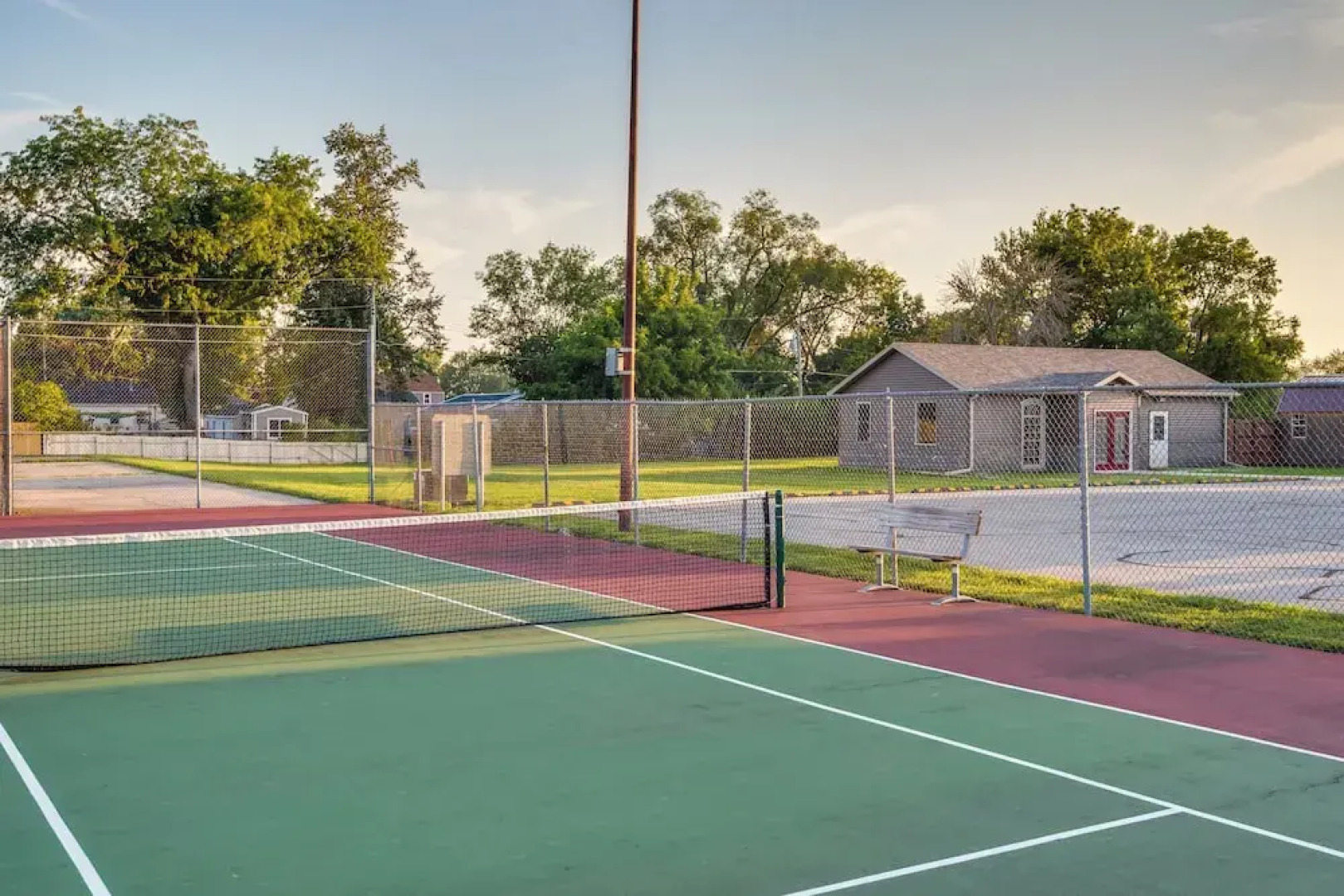 2 Mi to Main St: Newton Guest House