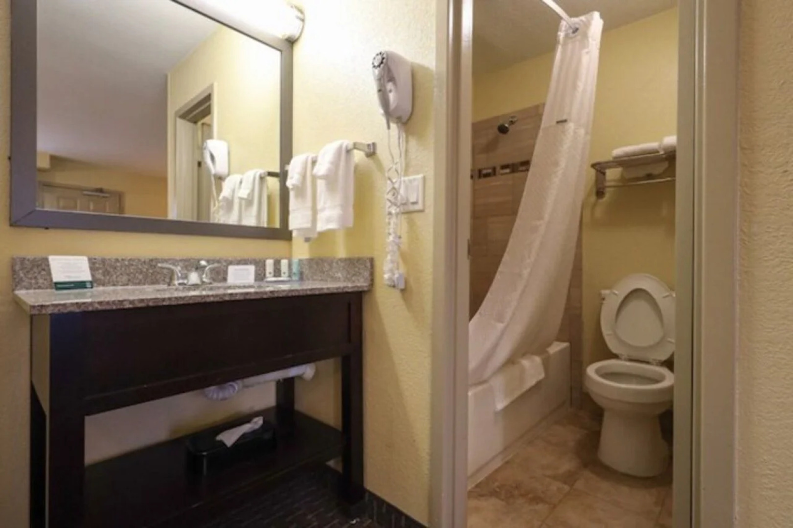 Copley Inn & Suites By OYO Akron OH