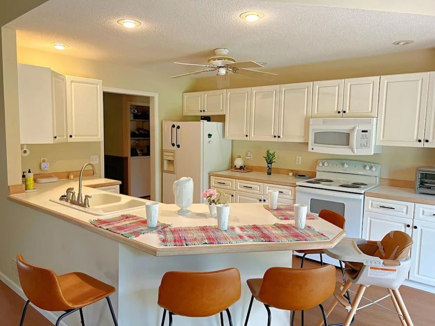 G Cookie's House 3 Bedroom Home by RedAwning