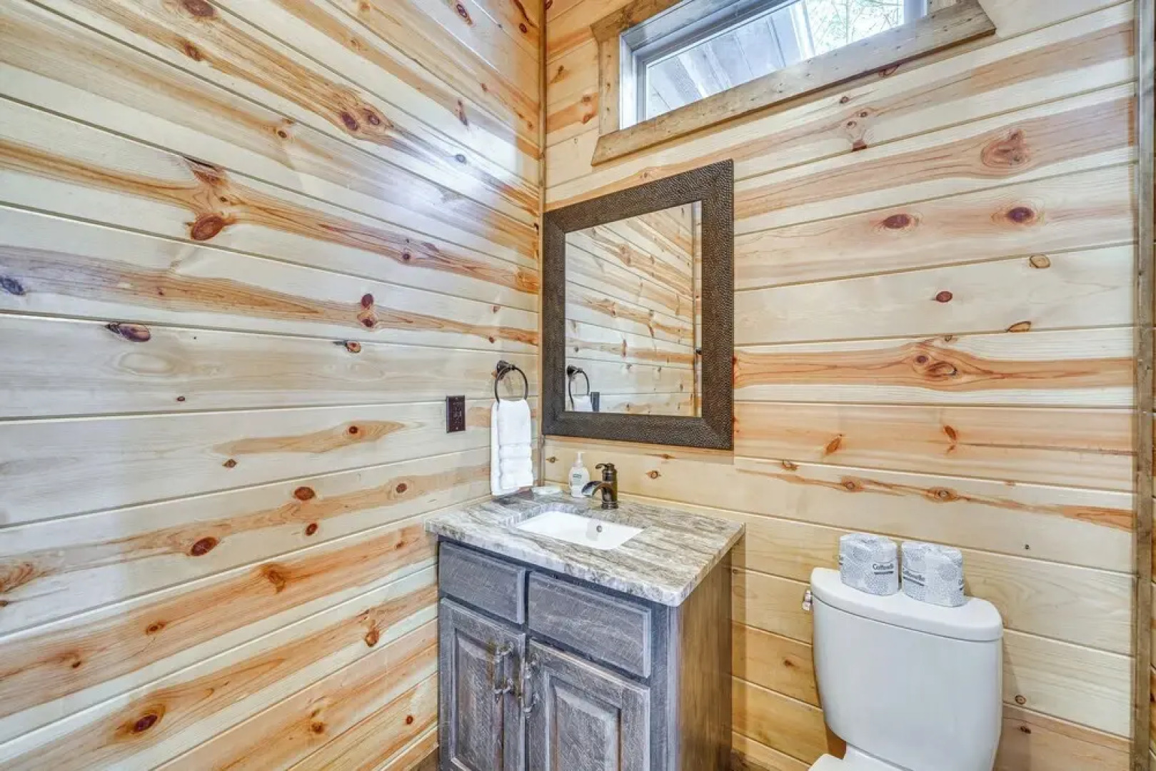Hot Tub & Game Room: Spacious Cabin in Broken Bow!