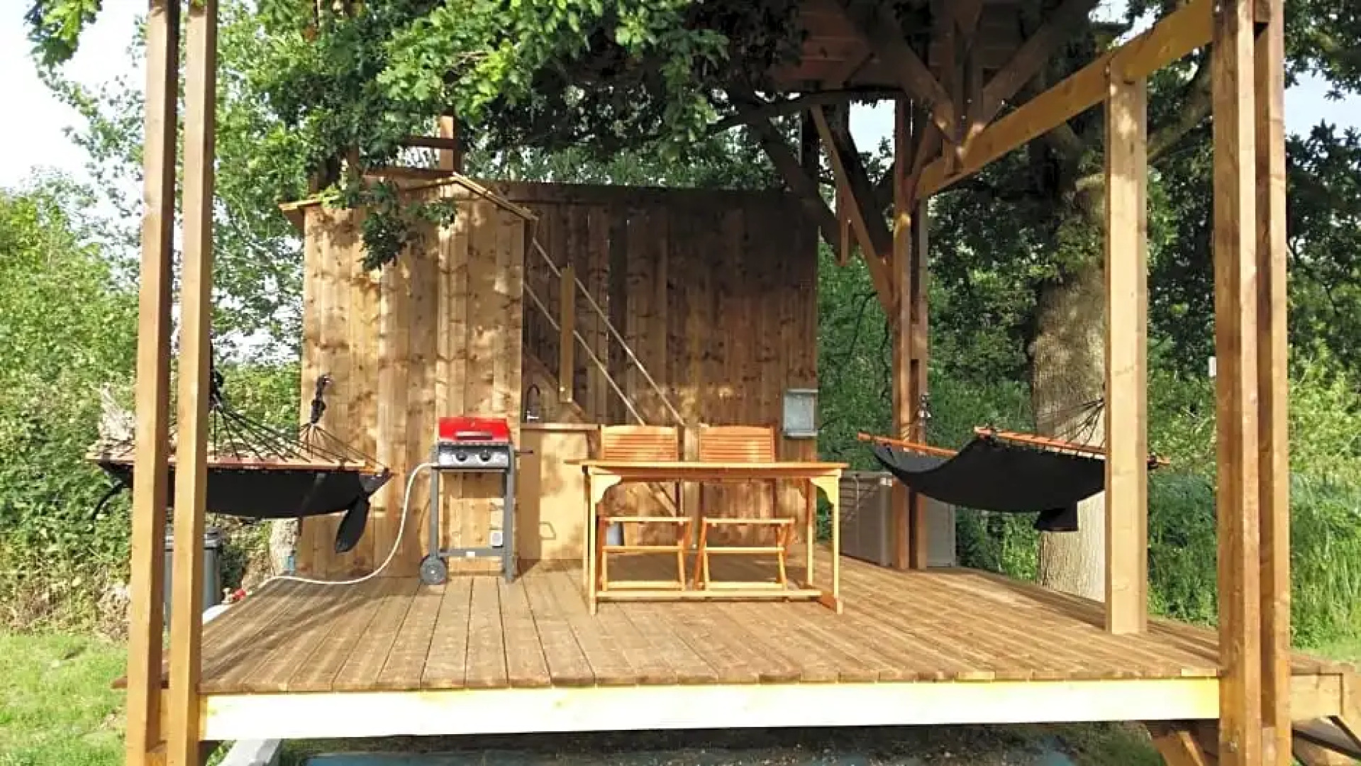 Cabane Perchée dans la prairie de l'ancien moulin