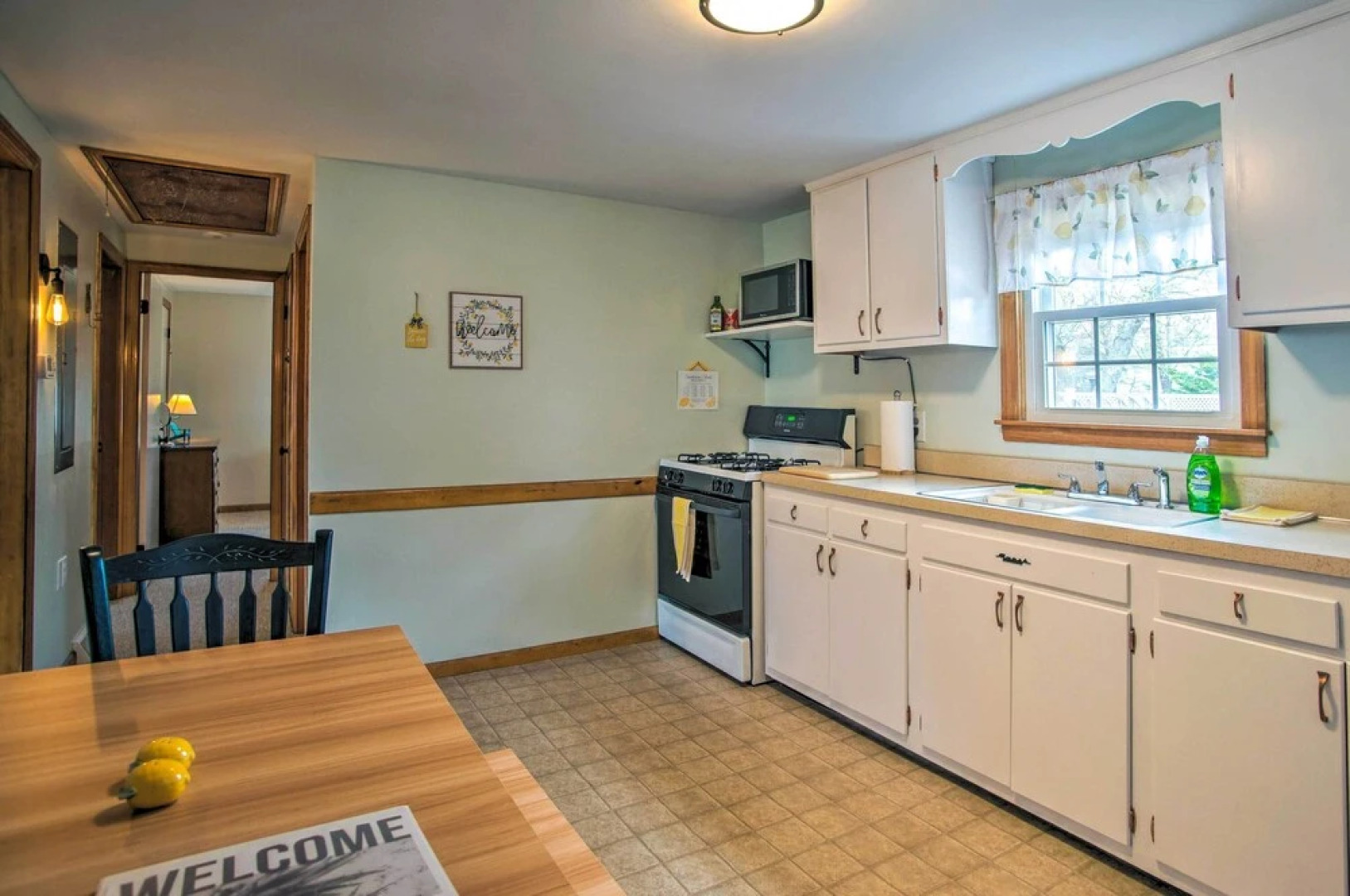 Traditional Cape Cod Cottage: Walk to Beach!