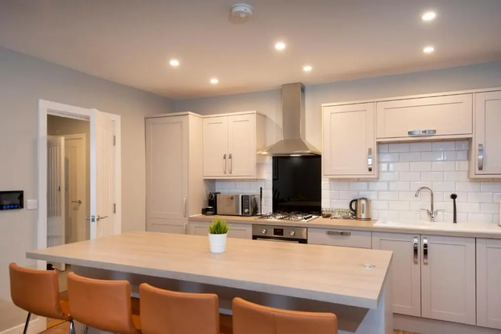 Oliverball Serviced Apartments - Flat D - Modern, top floor, 2 bedroom, 2 bathroom apartment in Central Southsea