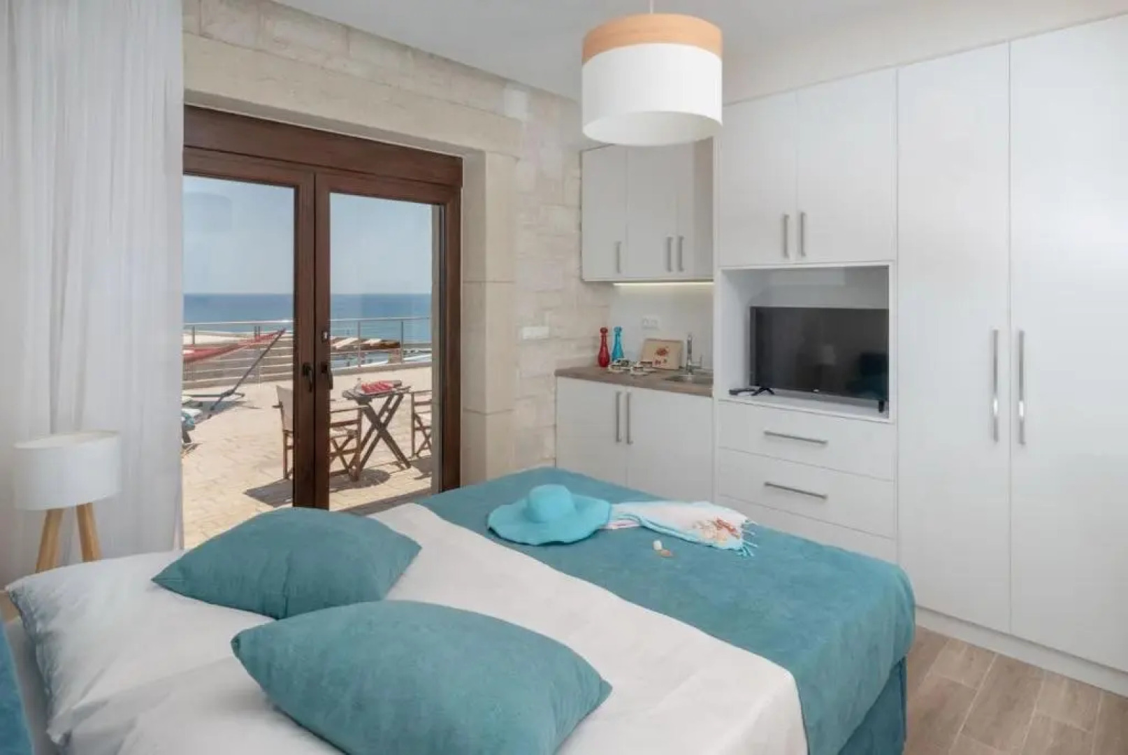 Private luxury 3bdrm Villa - Walk to beach