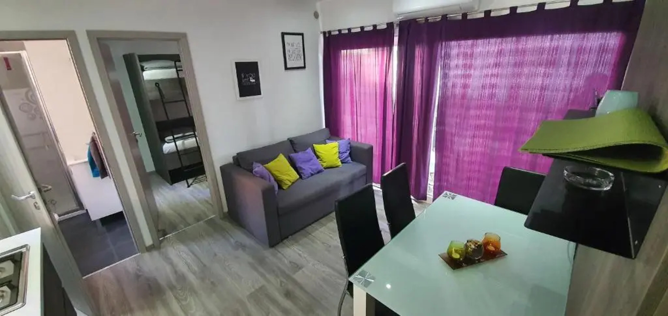 Pirovac Premium Luksuzni Mobile-Home on the beach 6 ležaja satelit tv wifi klima 2 x wc velika terasa full opremljena ljubimci dozvoljeni parkirno mjesto 10m do plaže pogodno za djecu mali obiteljski kamp 100m do centra mjesta