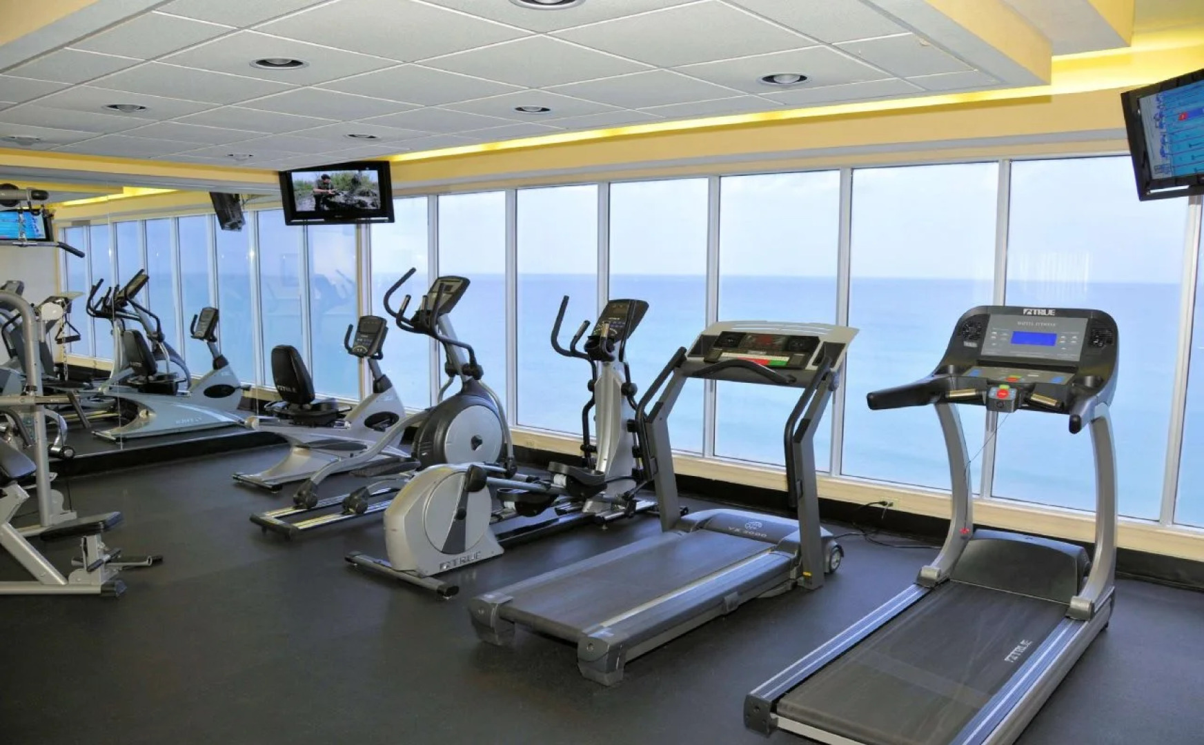 Radisson Suite Hotel Oceanfront