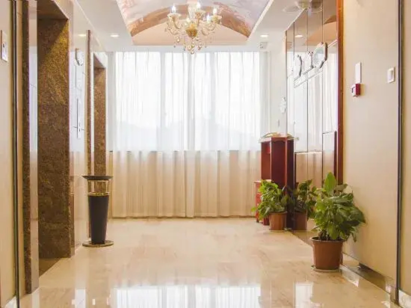 Vienna Hotel (Jishou Railway Station)