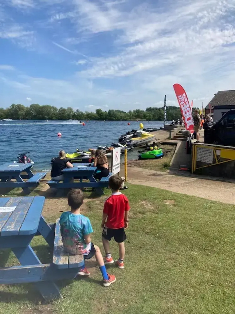 Caravan-sleep8-hottub-freep-balcony-familyfriendly