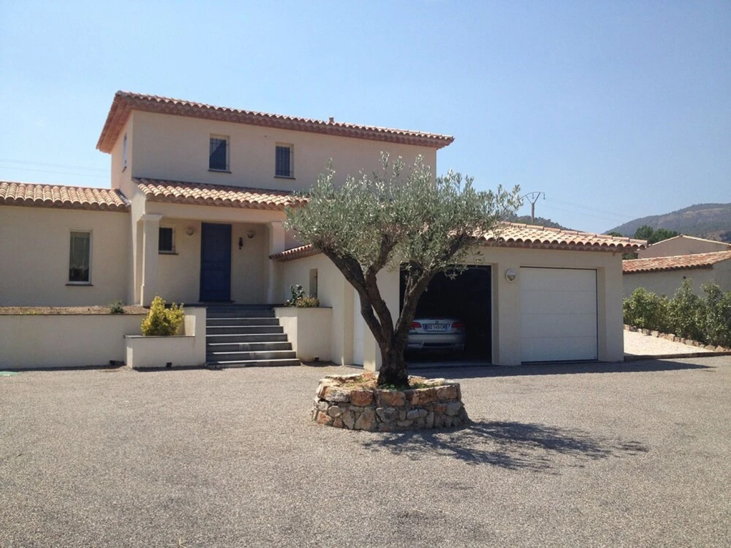 Aircon Villa With 4 Suites, Swimming Pool, Walking Distance to the Center, 20 km From the Beach