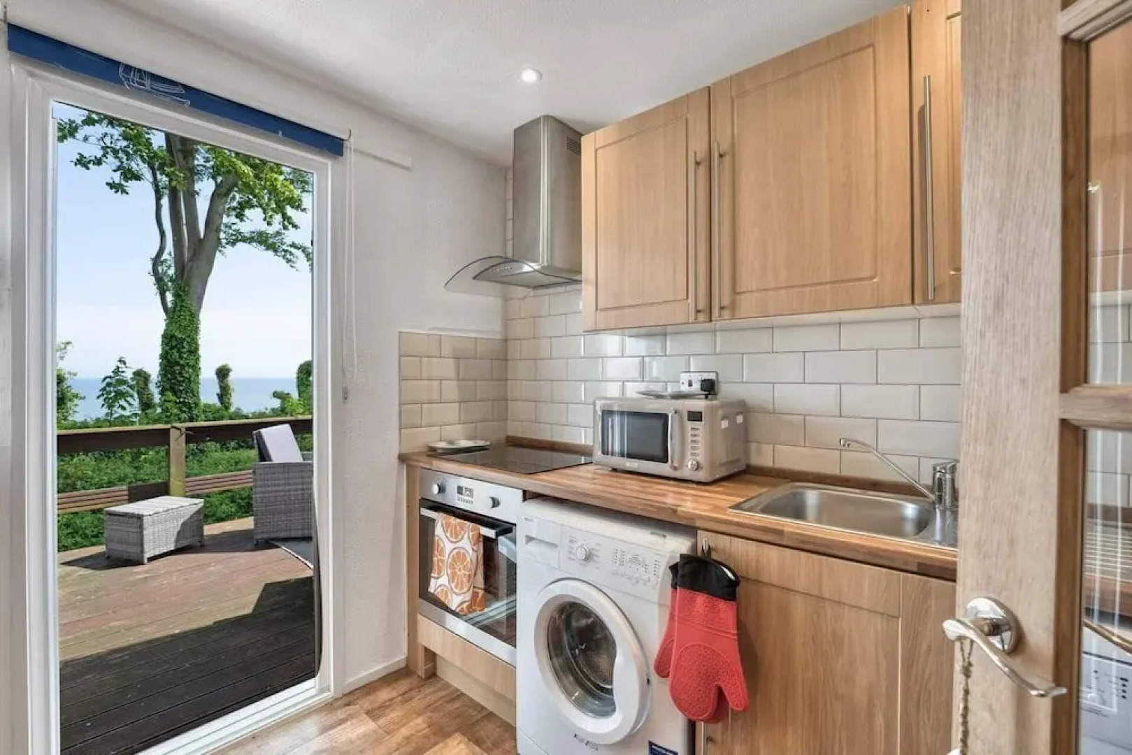 The Lookout, Sunny Beach Retreat, Sleeps 5 Guests