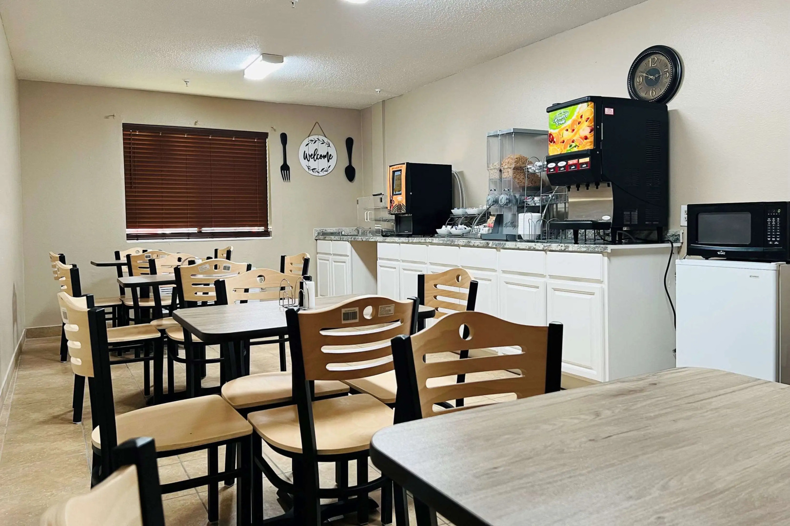 Super 8 by Wyndham Pratt