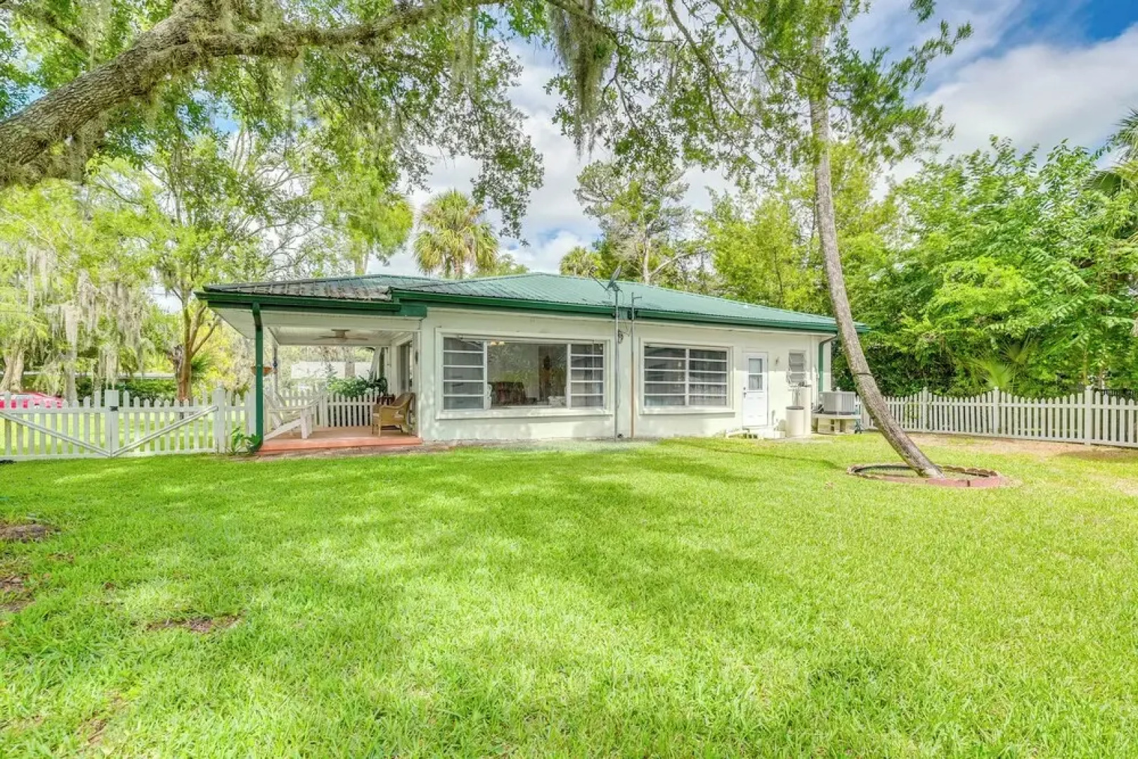 Sunny Home in Yankeetown w/ Lanai & Backyard!