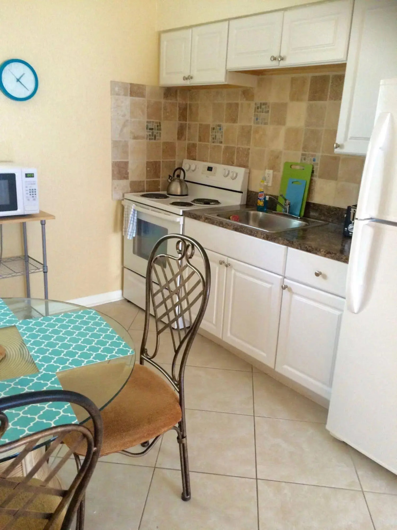 Great Escape Apartments by Lowkl