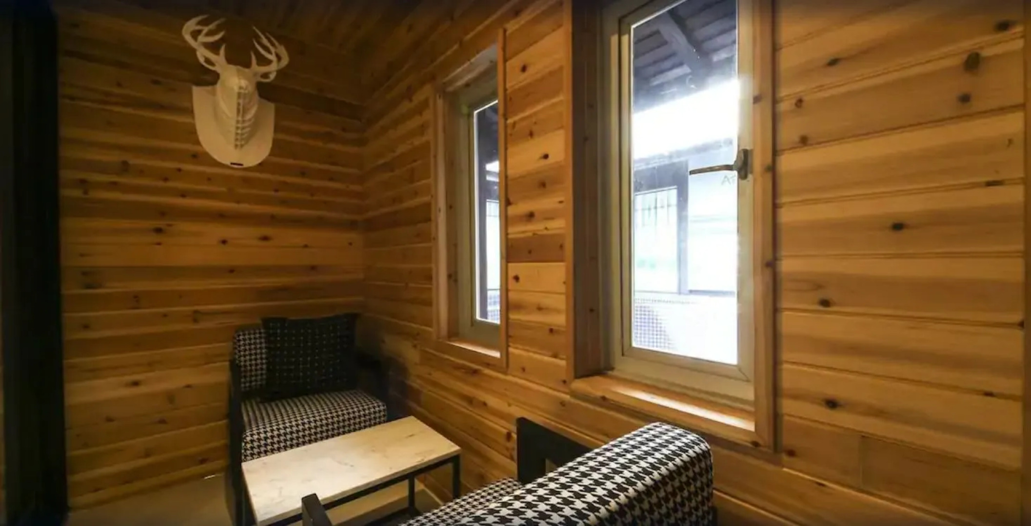 Gupo Station Almond Hotel