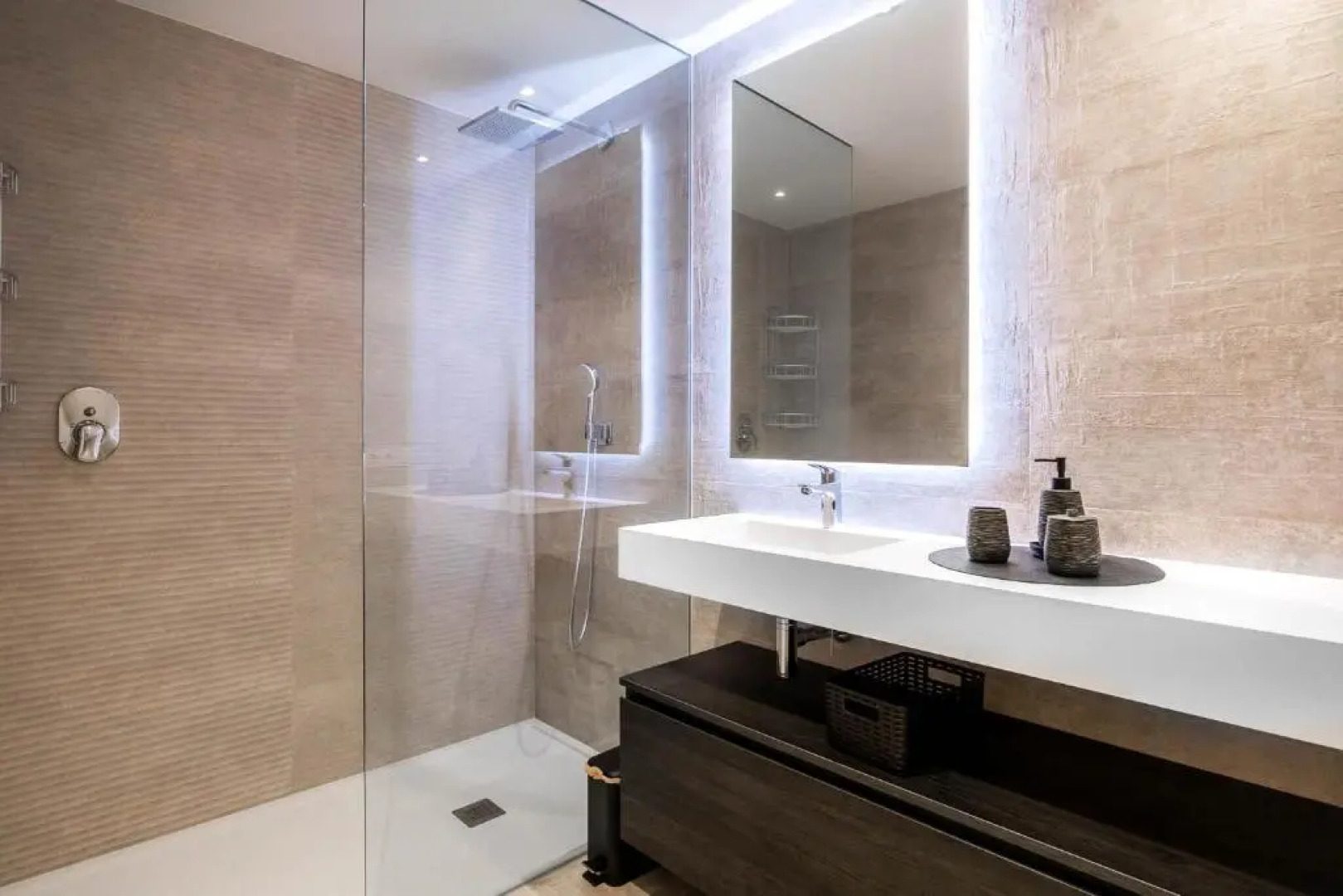 AL-1514 - 3 bedrooms Apartment