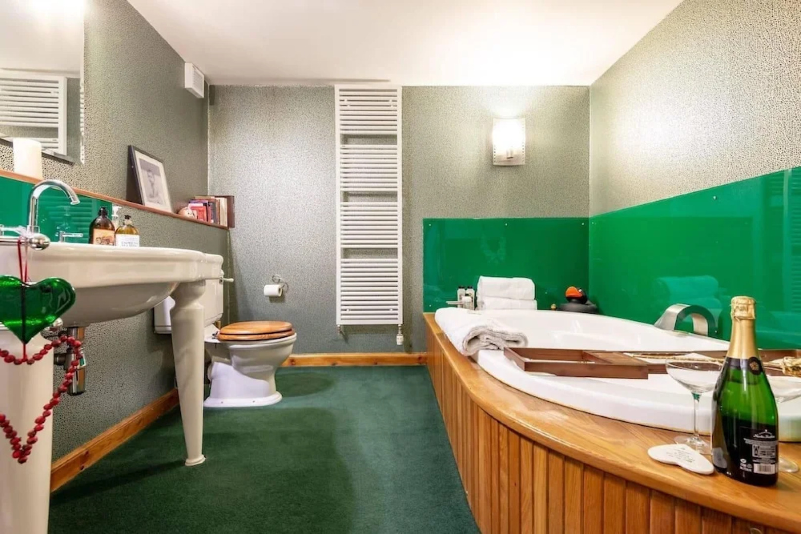 Stunning Luxury Duplex With Hot Tub and Aircon