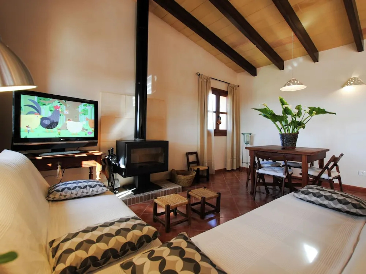 Spacious Cottage Near Santa Maria del Camí Centre