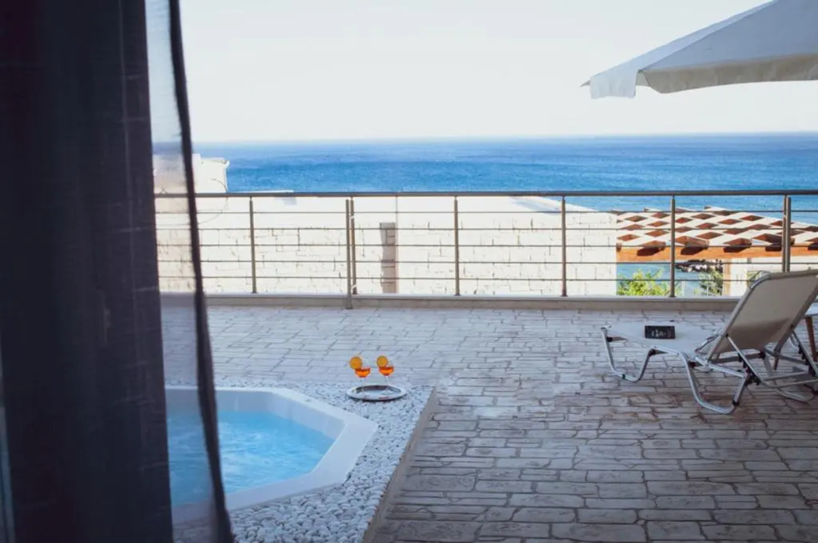 Private luxury 3bdrm Villa - Walk to beach