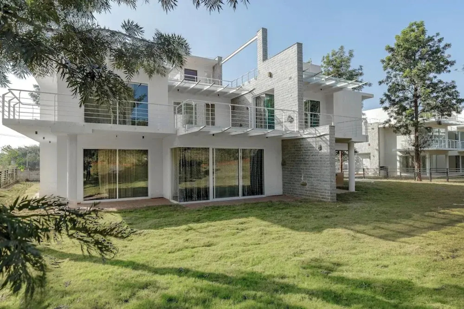 Royal County Villa by Stayjade