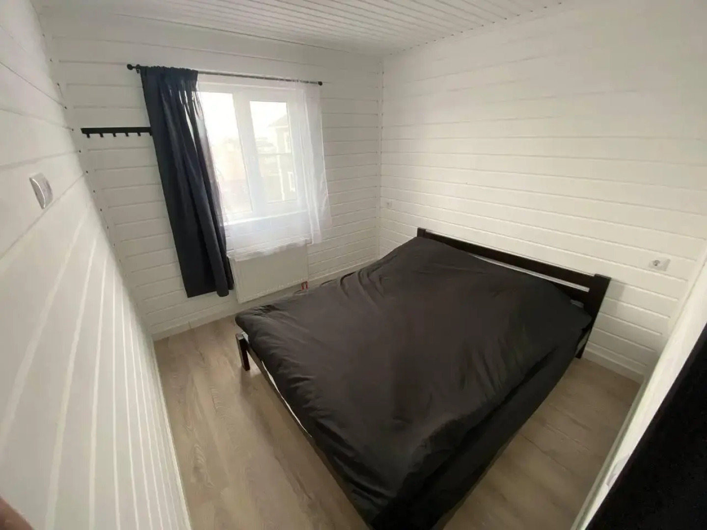 Дом у пруда