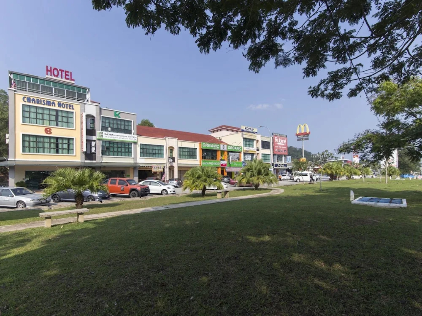 OYO 445 Charisma Hotel