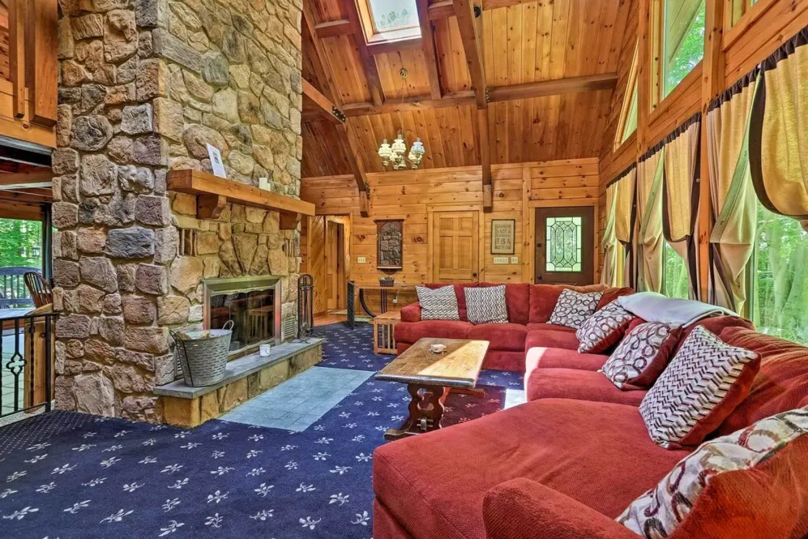 Spacious Cabin, 1 Block to Locust Lake Beach!